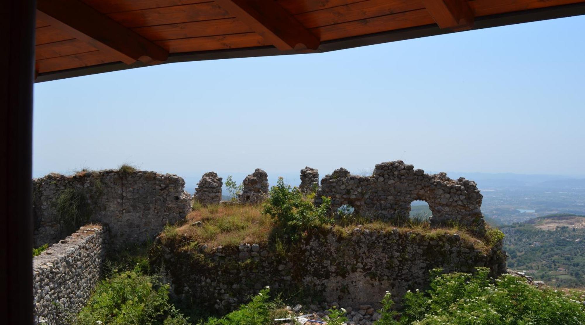 The House Of Dollma , Inside Kruja Castle Hotel Екстериор снимка