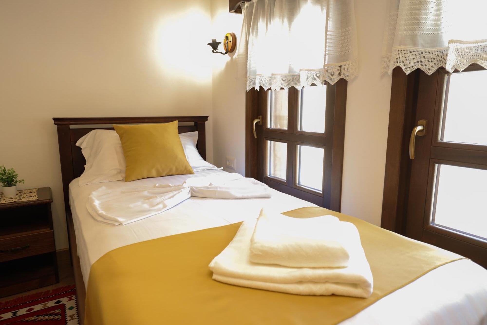 The House Of Dollma , Inside Kruja Castle Hotel Стая снимка