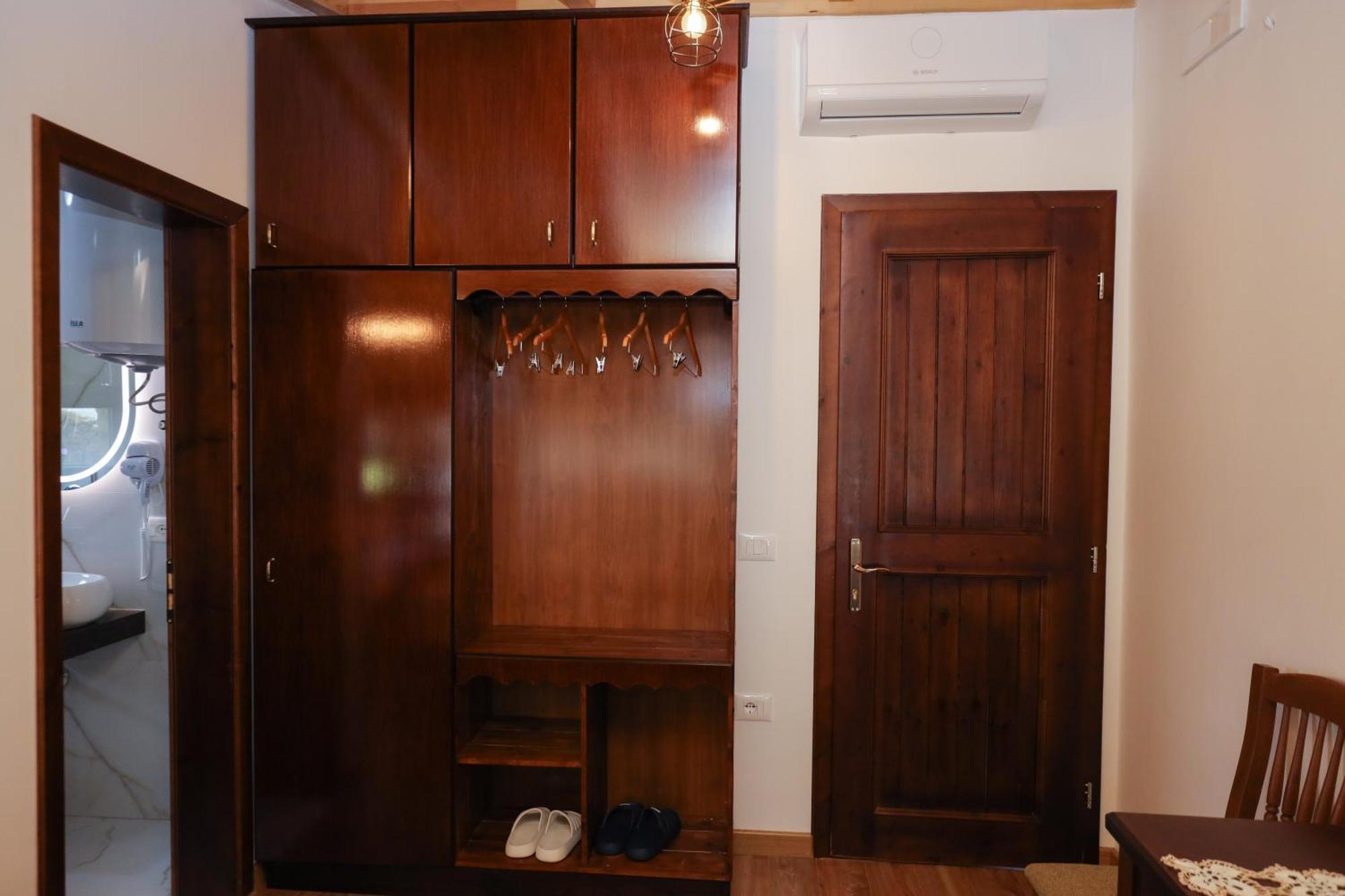The House Of Dollma , Inside Kruja Castle Hotel Стая снимка