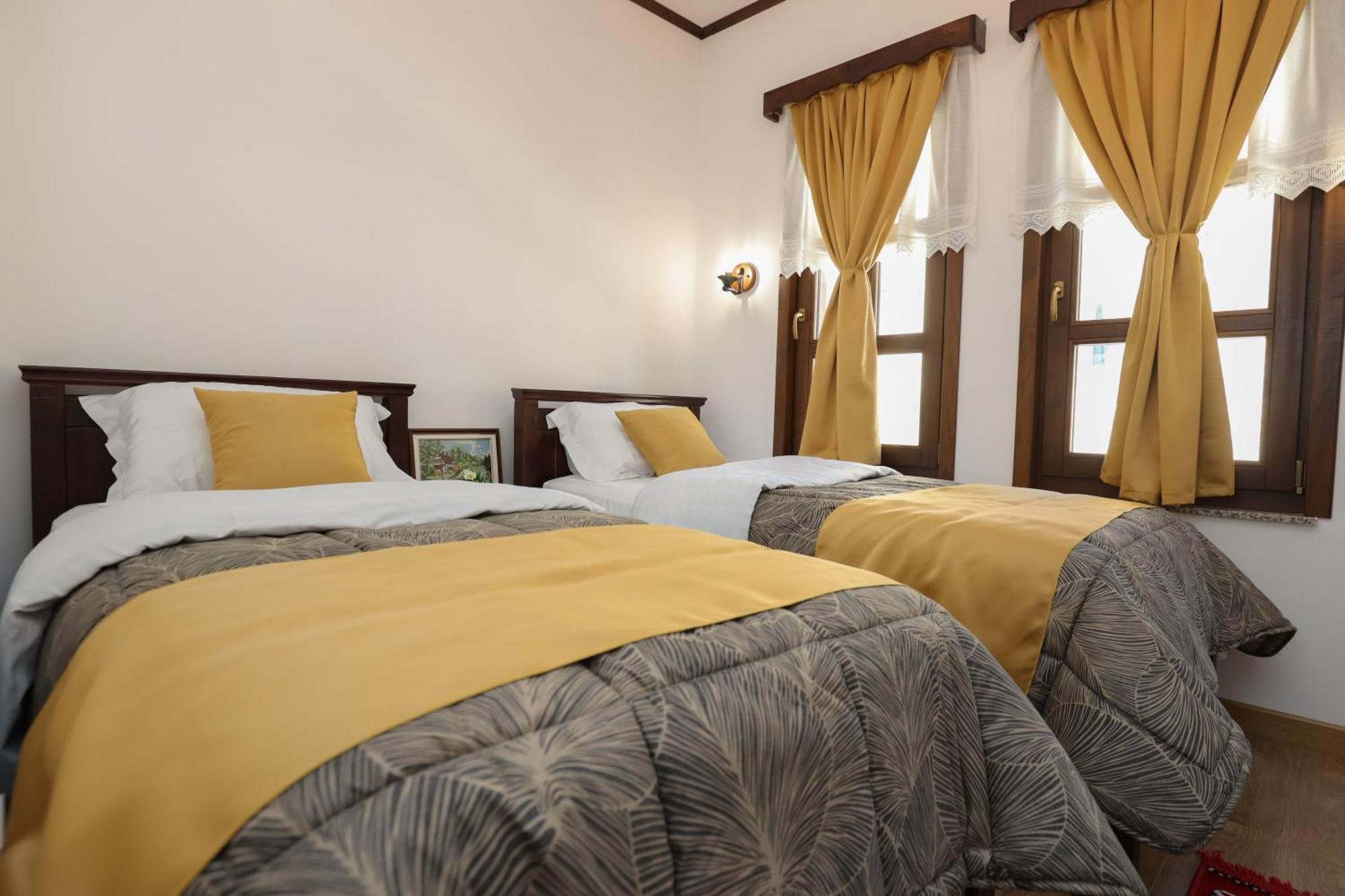 The House Of Dollma , Inside Kruja Castle Hotel Стая снимка