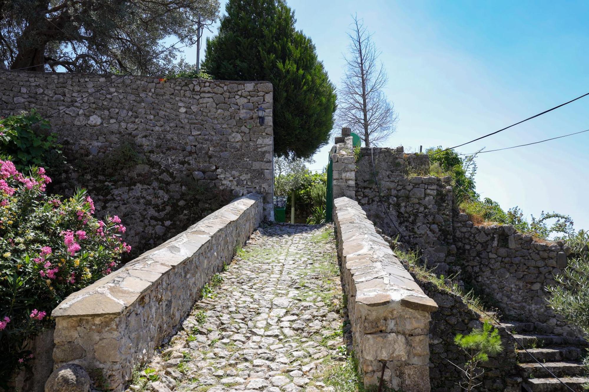 The House Of Dollma , Inside Kruja Castle Hotel Екстериор снимка