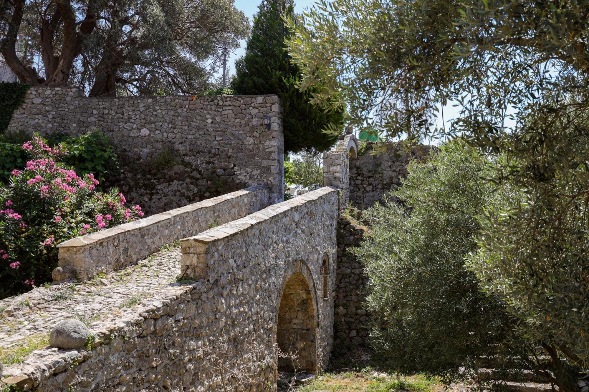 The House Of Dollma , Inside Kruja Castle Hotel Екстериор снимка