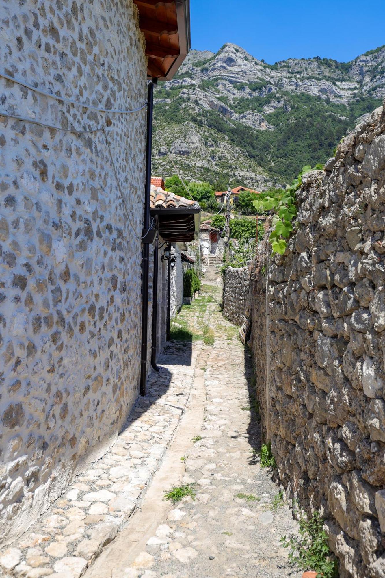 The House Of Dollma , Inside Kruja Castle Hotel Екстериор снимка